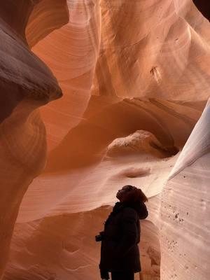 to visit antelope canyon, you have to take a tour. so this is completely safe to do solo, bc you’ll be with a group. downside to being with a group is, it’s never quiet 😭 but antelope canyon is so unique and beautiful 😍 have you been? #antelopecanyon #thingstodo #az #Outdoors #views #CapCut 