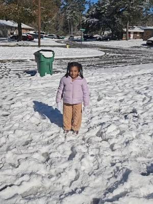 Who wanna build a snowman #foryourepage #fyp #slidell #snow #lousiana #trending #blackwomenoftiktok #blackgirlfollowtrain 