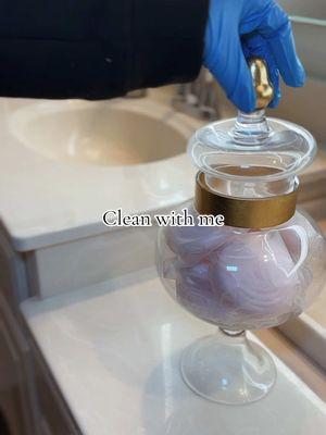 Clean with me….. #cleaningtiktok #cleanwithme #organizedhome #cleaningtips #asmr #sahmsoftiktok #sahm #bathroomcleaning #bathroomcleaninghack #bathroomorganization 