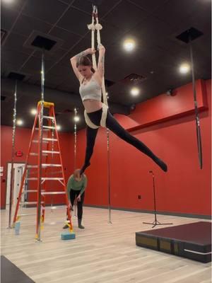 Parachute drop on the aerial net💪🏻 #fyp #foryoupage #aerialdrop #aerial #aerialist #aerialistoftiktok #acrobatics #aerialarts #aerialsports #circusarts #aerialnation #aerialnet #aerialflip #viraltiktok #newjersey 