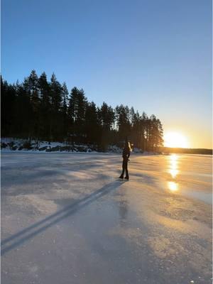 peaceful 🧘🏼‍♀️ #IceSkating #winter #figureskating #figureskatingtiktok #outdooricerink #finland #iceskater #figureskater 