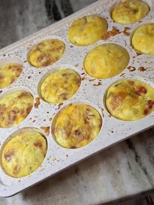 #eggbites #eggs #cottagecheese #pepper #garlic #everythingbagel #starbucksdupe #bacon #meat #veggie #freeze #reheat #easybreakfast #yum #nomeasurements 