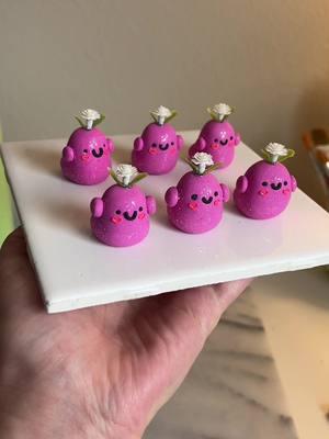 These are so stinkin’ cute, right?! 🩷 ✨ 🌸 #clayartist #polymerclay #clayart #craftwithme #crafting 