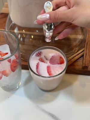 Strawberry and cream horchata agua Fresca 🍓💗 #aguafresca #aguadefresa #strawberrymilk #strawberry #mexicantiktok #mexicanfood #mexicanfoodrecipes #mexican #como #mexico #aguasfrescas #fyp #fypシ #fypmexico #hechaencasa 