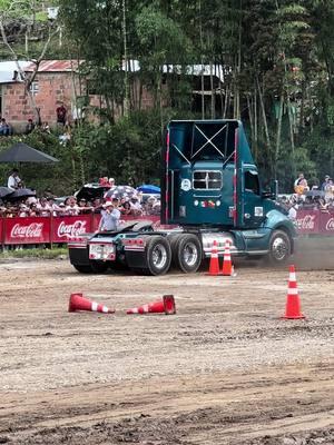 Carreras Miraflores, Boyoaca! Representando México 🙏🏻 🇨🇴 🇲🇽 #mulas#miraflores #mexico#680#kenworth ##fyp #texascheck 