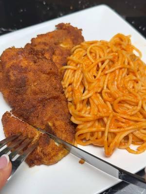 spaghetti 🍝 con pechugas de pollo empanizadas 😋 #viral #fyp #comidasricas #comidasconpollo #pechugasempanizadas #spaghetti #recetasfaciles #recetasconpollo 