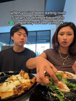 still don’t know how to eat pizza properly #boyfriend #couples #coupletok #relatable #girlfriends 