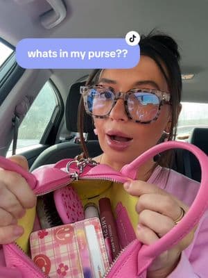 WHATS IN MY PURSE?! #whatsinmybag #whatsinmypurse #whatsinmy #whatsinmytotebag #marcjacobs #marcjacobstote #marcjacobsduffle #pinkpurse #packmybag #packmybagwithme 