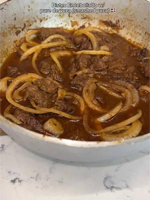 Bistec Encebollado w/ pure de yuca 🇩🇴 esta vaina aqui is banging! And I think pure de yuca better than the papa one.  . . [como hacer bistec encebollado, how to make bistec encebollado, how to make steak and onions, como hacer pure de yuca, how to make mashed potatoes, Dominican food recipes] . . #cookingwitd #bistecencebollado #puredepapa #steakrecipes 