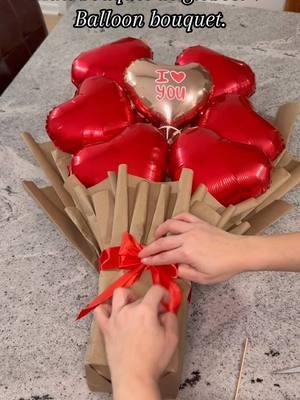 Mini bouquet de globos para san Valentín #balloonbouquet #bouquetdeglobos #ramodeglobos #diysanvalentin #sanvalentin #ideasdesanvalentin #bouquetdeglobossanvalentin #comohacerunbouquetdeglobos 