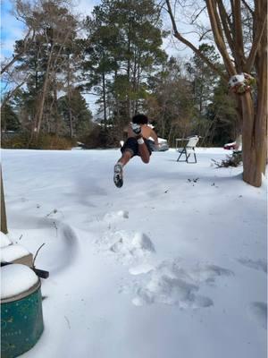 The man that doesn’t get cold😌❄️#snowday #nc #snowangelispacking #funny #grindneverstops #jumpinginthemorn 