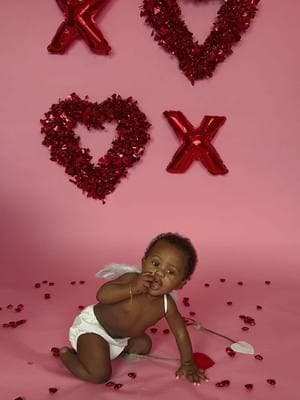 Cupid is my favorite 💘😍 #diyvalentinesdayphotoshoot #ValentinesDay #valentinesdayphotoshoot #MomsofTikTok #babiesoftiktok #vday #firstvalentinesday #babyvalentinesphotoshoot #valentinesdaybasket 