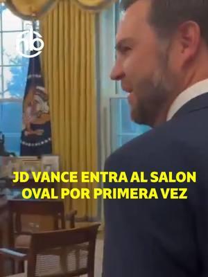 Momento en que JD Vance, el vicepresidente de Estados Unidos entra por primera vez al Salón Oval, la oficina del presidente de EEUU. #notibomba #jdvance #ovaloffice #whitehouse