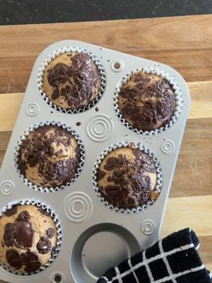 Gluten free vegan chocolate muffins 🧁 No eggs needed, no pre-packaged mixes. These muffins are ready in 20 minutes. You can make them to your taste by adding your favorite fruits, nuts or chocolates 😋 #fyp #glutenfreerecipes #veganmuffins #eggfreebaking #glutenfreemuffins #allergenfriendly #healthyrecipes #muffins #foryoupage #veganrecipes #quickrecipes #baking 