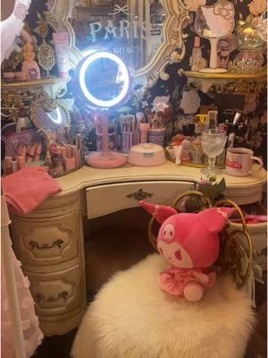 #pinkvanity #hellokitty#couquetteaesthetic #Lifestyle #pinkhome #makeup #cremeshopxhellokitty 