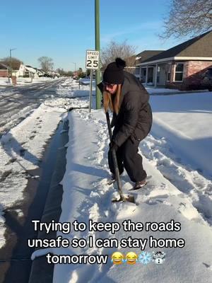 Tell me you’re essential without telling me 😩❄️☃️🥶 #doingthemost #thelordswork #justkidding #hospital #hospitallife #essentialworker #snowinlouisiana #louisianabelike #snowmageddon #staysafeeveryone #becareful #pray #ice 