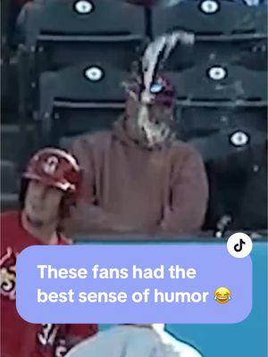 These fans had the best sense of humor 😂 #fyp #foryou #baseball #fans #funny #oilers #predators #NHL #traviskelce #taylorswift #nfl #chiefs #NBA #joelembiid #dodgers #caitlinclark #MLB 