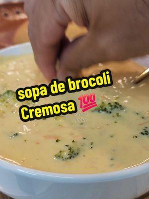 💥 INGREDIENTES  6 PERSONAS 💥  450 Grs de Brocoli 1/2 cebolla blanca 2 Dientes de ajo 4 Zanahorias rayadas 150 grs de Queso Cheddar 1/4 cda de paprika ahumada 1 pisca de Nuez Moscada 1/2 cda de sal al gusto  500 ml de media crema, crema de mesa 3 tzs de caldo de pollo 4 cdas de mantequilla sin sal 3 cdas de Harina de Trigo regular #sopacremosa #sopa #sopadebrocoli #panera #sopadezanahoria #parati #foryoupage #elsaborlatino 