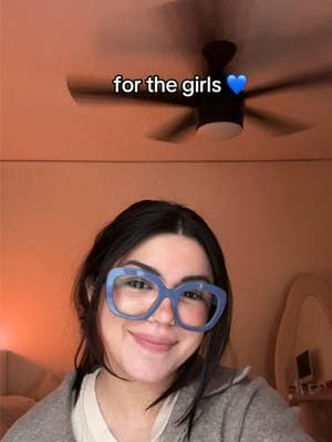 i hope the algorithm doesn't do me dirty.. but hey ladies. i see you and i hear you. it's a scary f*cking situation right now and for the next 4 years, so let's get stick together. xoxo link in bio. 💙✨ #democracy#freedom#forthegirls#girlgang#girlgroup#besties#sticktogether#sophiabush#hopewalz#ellaemhoff#joinus#group#womensrights#liberal#democrat#mom 