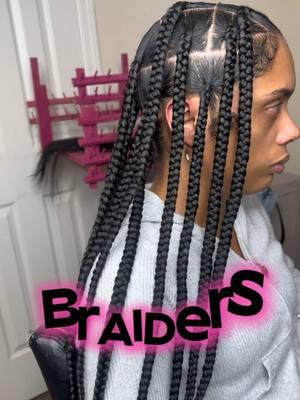 The #1 reason your braids don’t look as clean as you want? You’re rushing the finish. A lot of braiders focus so much on parting OR A SPEEDY SERVICE that they forget the final touch is JUST as important. If your braids aren’t: -Neat from root to end -Laid with the right products -Falling naturally without stiffness Then you’re leaving money on the table. Clients PAY for the finish, not just the parts. “Take your time” and get it right the FIRST TIME . I’m dropping FREE game to help you get your installs looking flawless every time. Follow ME for more tips and tag a braider who needs to see this info !  . . . . #KnotlessBraids #braiding #ProtectiveStyles #braidgang #braids #CleanParts #EdgesOnFleek #BraidingTips #braidedhairstyles #LearnToBraid #braidideas #braidstylist #braidedhair #knotlessbraids 