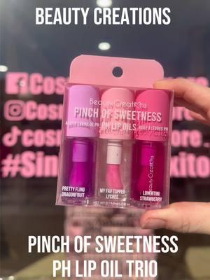 💖 Experience the sweet benefits of Beauty Creations’ PH Lip Oil! 💄 This 3-piece set is scientifically designed to enhance your lips’ natural pH, delivering hydration, nourishment, and a quick pop of color. 🌈 Choose from: ✨ Pretty Fling Dragon Fruit  ✨ My Fav Topper Lychee  ✨ Lovertini Strawberry 🍓 With gorgeous oversized applicators, say goodbye to dry lips and hello to sweet, glossy perfection! 💋💕 A fan-favorite that’s perfect for gifting this Valentine’s Day or boosting your business! 💝 Sweet, hydrating, and oh-so-irresistible, it’s a must-have for everyone. ✨ Stay trendy 😚 🛑 🛒 🛍️ 🔁 #mayoristas #mayoreo #wholesale #losangeles #makeupartist #lipoil #ph #phlipoil #beautycreations #giftset #lipset #hydratedlips #newproduct #makeupaddict #lips 