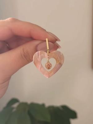 The Honey earrings 🫶 #valentinesday2025 #ValentinesDay #valentinesjewelry #polymerclay #polymerclayearrings #handmadeearrings #heartearrings #clayearrings #polymerclaytutorial 