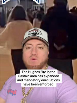 The Hughes Fire in the Castaic area has expanded and mandatory evacuations have been enforced #hughes #firefightertiktok #castaic #polemica #breakingnews #parati #fypage 