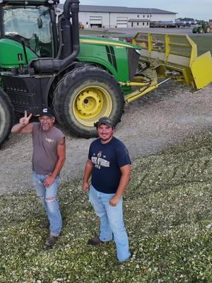 @Lucas_Burmakow and Shane having coffee hour. @TannerVH  running the ole kw and yours truly on the sticks😎#fyp#ochedadairy #roordadairy #silage24#cowchow 