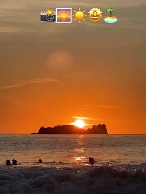 Amo los atardeceres y más en el mar 🥰 #tiktok #playa #mar #puestadesol #fypシ #viralvideo #viraltiktok #vacation #fyp 