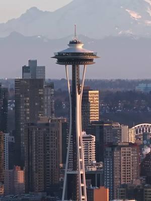 Rainier out overlooking the #spaceneedle #seattle #rainier #washington