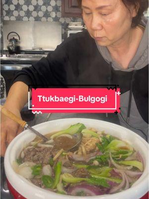 Ttuk-baegi-Bulgogi is traditionally made in a Korean earthenware pot but this is my mom’s version.  Great one pot meal! #ttukbaegibulgogi #korean #koreanfood #koreanfoodie #koreanrecipes 