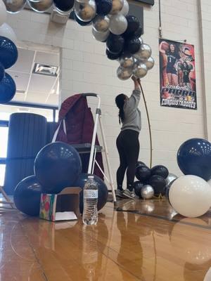 Come and do a balloon arch with me for the first time😎#balloonsrch#seniornight#seniornightdecor#balloonartist#sahm#MomsofTikTok 