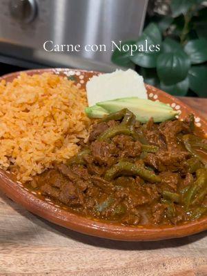 Carne con Nopalitos en Salsa Roja  Ingredientes: 2 lbs de carne 6 chiles guajillos 1/4 de cebolla 3 dientes de ajo 3 tomatillos 1 tomate  1/4  cucharadita de comino 1/2 cucharadita de pimienta  1/2 cucharadita de orégano 3 tazas de nopales cocidos Sal y polvo Knorr al gusto  #comidamexicana #salsaroja #carneconnopales #yummyfood #foodies #cookingwithmarcella #recetasmexicanas🇲🇽 #recetasfaciles #carneconchile #ideasparacocinar #paratiiiiiiiiiiiiiiiiiiiiiiiiiiiiiii #fyp 