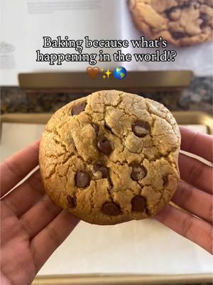 Baking because what’s happening in the world!? 🤎✨🌎 ⁣⁣⁣⁣ ⁣⁣⁣⁣ #cookies #galletas #bakingtherapy #baking #bakingrecipe #baketok #singleserve #chocolatechip #cookierecipe #bromabakery 