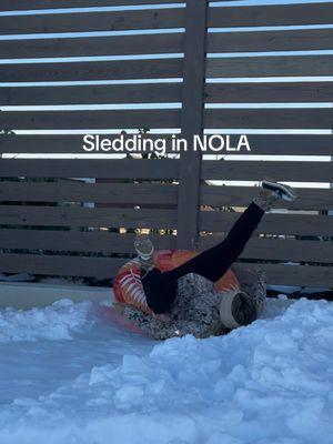 Sledding in NOLAAAA ❄️ #neworleans #nola #snowinginneworleans #snowla 