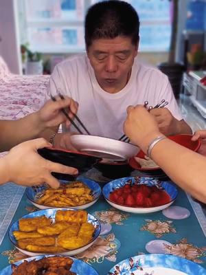 Family mukbang in china #fyp #eating #dinner #foodmukbang #mukbangvideo #mukbangeatingshow #diliciousfood #mukbangasmr #eatingshow #foodasmr #usa🇺🇸 #chinesefood #chinatownnyc #trending 