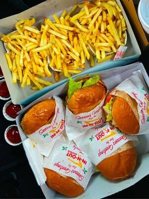 Para mí, el TOP 1 de comida rápida de EEUU❤️‍🔥🥤🍔🍟 Y más datos random:  ★ Un manager de In-N-out cobra $100K al año💰🤯 ★ Sus ingredientes (carne, patatas etc) son frescos y naturales. Por eso In-n-out solo está en la costa oeste americana, cerca de sus fábricas🥬🥓 ★ Pídete una Flying Dutchman Burger del menú secreto y me lo agradecerás😜🧅 Por cierto, ¿hago ranking de mis top fast-food restaurants americanos?🏆  . . . #innout #secretmenu #california #animalstyle #fries #burger #drivethru #flyingdutchum #innoutburger #innoutburgers #innoutsecretmenu #foodichiiii 