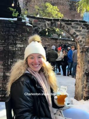 What a day ❄️✨🍻🫶🏻 #charleston #charlestonsc #thecharlestondiaries #snow #snowstorm #charlestonlife #lifeincharleston 