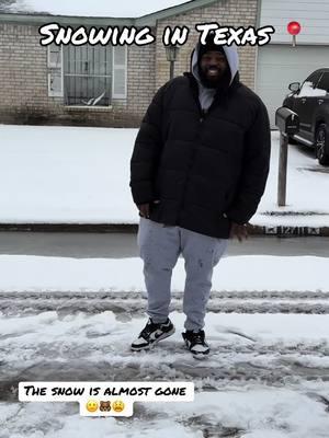 #thebiggest🐻🎤 #speakonitpodcast #snow#snowstorm #snowday #snowinginhouston #snowingintexas2024 #snowinhouston #snowintexas #houstonsnow#trillburger#htx#fyp#iceicebabychallenge #iceskatingtiktok #blackice#fox26houston  