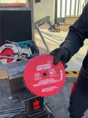 Hoja de corte Diablo Steel Demon de 7-1/4 y 48 dientes puede cortar 1/2 pulgada de metal con una sierra circular de la marca @Diablo Tools para @worldofconcreteshow 2025 desde Las Vegas #themexicancarpenter #diablotools #metal #discodecorte #inovation #tradesman 