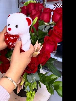 Roses and teddy bear 🧸 arrangements #freshflowers #ValentinesDay #giftsideas #14february #sanvalentin2025 #arreglosflorales #titosflowers #chicago 