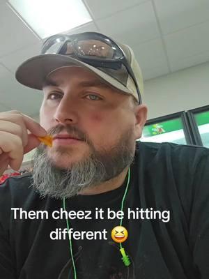 Happy thirsty Thursday #kywolflickfam #andrew8019 #weloveandrew #magicandrew #kyhollerboyz #dirtysouthboys #dadbod #4yp #smile #positivity #over40 #vibes #feature #trending #trend #working #work #cheezit 