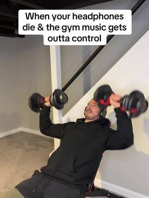 When the gym music gets outta control. Charge your headphones everyone 🤣😝 #gymhumor #fitnesshumor #momsfitnessjourney #momsweightlossjourney 