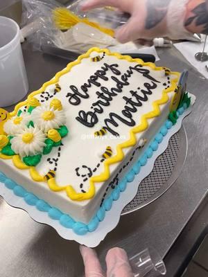 Don’t worry, BEE happy 🐝 #walmartcakedecorator #tiffanyscakesontiktok #fypシ゚viral #welcometocaketok #cakedecorating #fypシ #bakery🎂 #beecake #savethebees #bees 