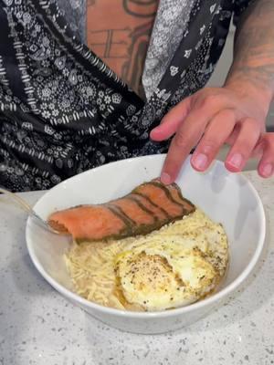 Brunch Time!!! 🔥 #cheesygrits Topped with #smokedsalmon 🍣 Ingredients: 5 Minute Grits 1 tsp-Salt to taste  1 tsp- Black Pepper  2 tbsp Butter 1 tsp-OleBay 1 tsp-Granulated Garlic 2 cups of Chicken Broth no Water  1 tsp- Creole to taste Smoked Salmon from #costco  Jalapeno Cream Cheese Topped  1 Sexy Black Chef  #fyp #EasyRecipe #brunchideas #grtis #breakfast #simplerecipe #letseattogether 