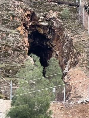 Desde la carretera 140 se puede observar esta mina.  El Portal, California.   Vista panorámica de el Río Merced. #viajando_ala_naturaleza #viajesnaturaleza1 #elportalcalifornia #road140 #yosemite #mercedriver #mina #mine 