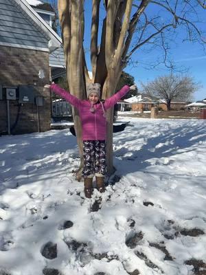 Her snow thrower had a little trouble 🤣 #snow #snowing #alabamasnow #snowstorm #snowman #alabama #snowinthesouth #onceinalifetime #recordbreaking #recordsnow #noschool #family #snowday #snowcrunch #daughter #frozen