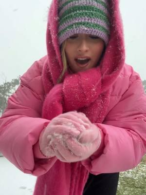 This is crazy my outfit is linked down below!! I miss the snow already 😭❄️ #snowday #pinkpufferjacket @PUFFIT.USA #puffit #houston #snow #pinkchunkyscarf #chunkyscarf #oqq @O QQ 