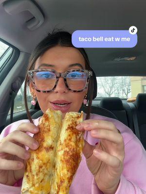 my perfect taco bell order🌮🔔🥤 im obsessssssed🗣️🗣️ #eatwithme #eatinthecar #tacobell #tacobellmukbang #carmukbangs #mukbang #tacobellorder #pregnancycravings 