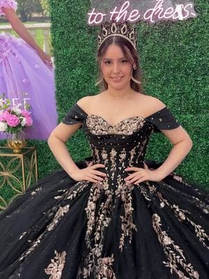 Negro con dorado. Una hermosa combinación. . . . #larasquinceboutique #quinceañeras #quinceañera #vestidodequince #vestidodequinceañera #misquince 